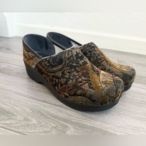 Dansko|Paisley velvet (tapestry style) clogs with embellishment••••Size 10.5-11